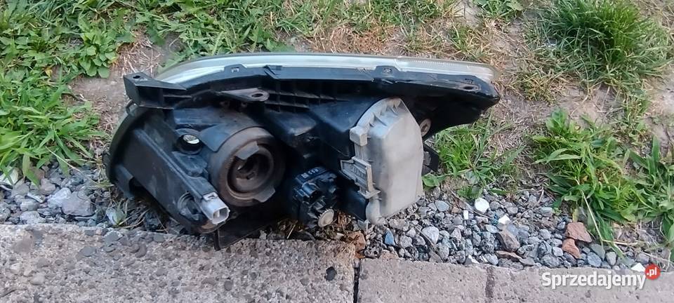 Toyota Avensis II T25 lampa lewa przód tył