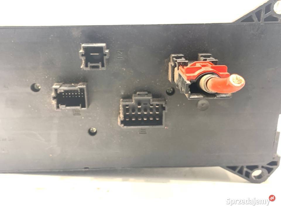 SKRZYNKA BEZPIECZNIKÓW VW CARFTER 30 35 Skrzynki bezpieczników