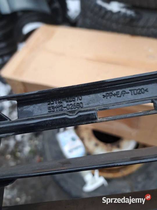 Kratka środkowa Toyota Auris II lift 5311202670