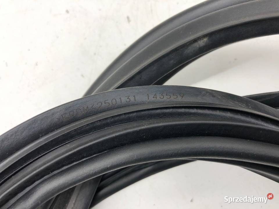 USZCZELKA KLAPY BAGAŻNIKA LEXUS LBX Crossover sprzedam