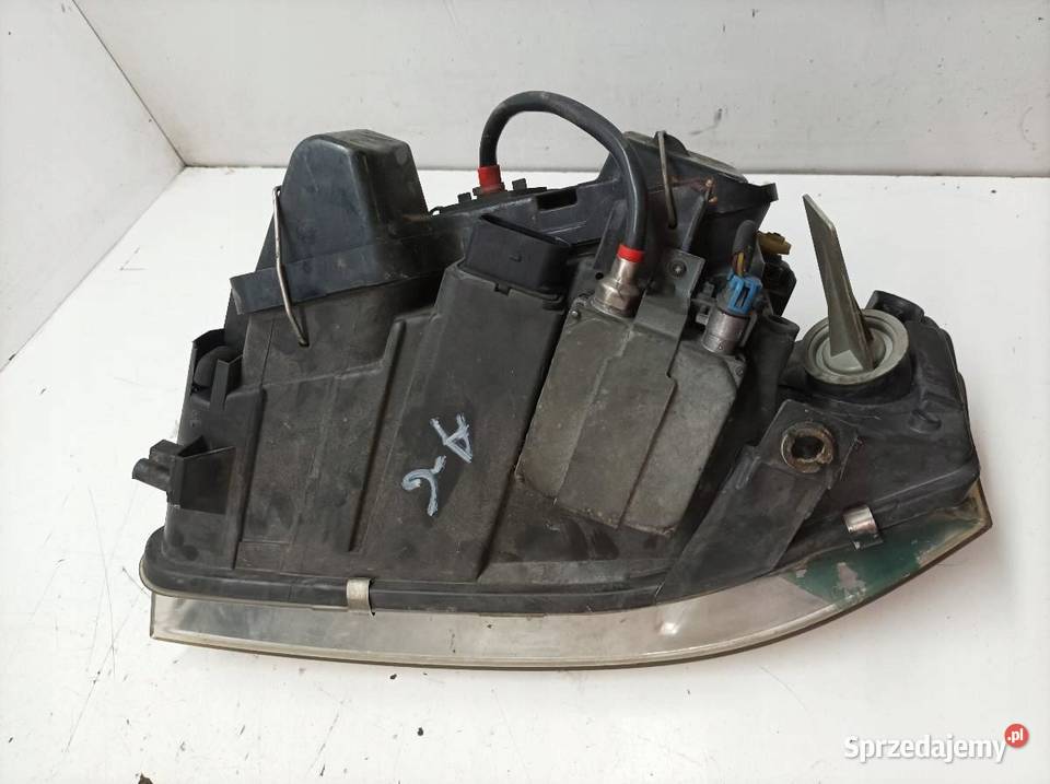 LAMPA PRZÓD PRAWA XENON EU Audi A6 II 19972004