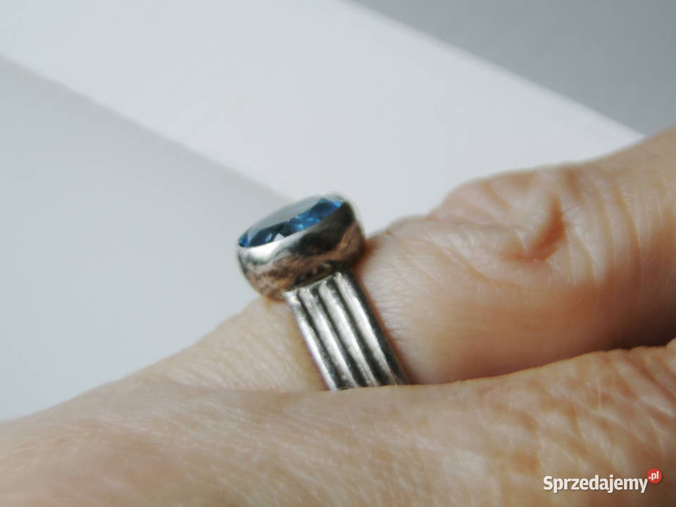Cudny pierścionek srebro 925 i lazurowa cyrkonia