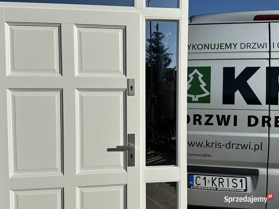 Drzwi zewnętrzne drewniane angielskie nietypowe