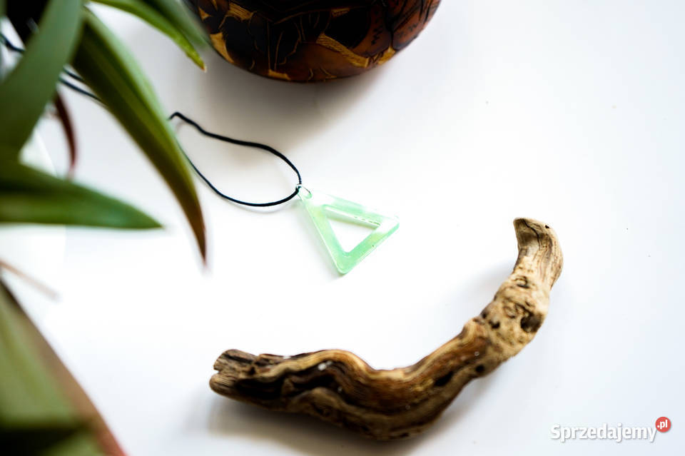 Trójkątny jasnozielony wisiorek świecący w Warszawa