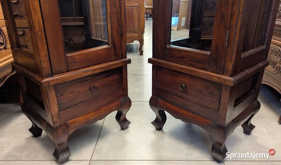 Piękna wąska witryna kolonialnaszer 48 sklep