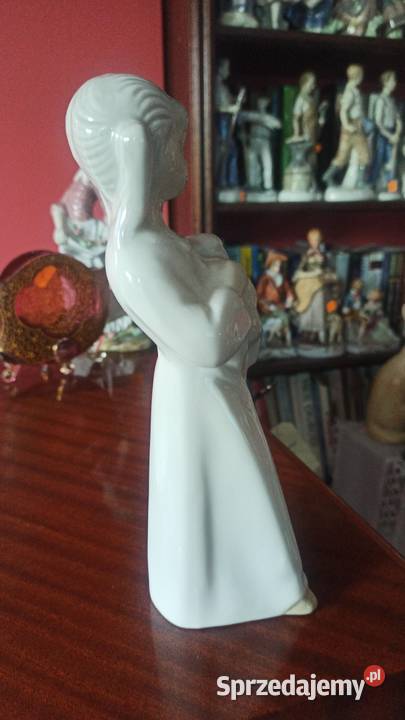 Figurka stojącej dziewcznki z pieskiem Bez Porcelana i szkło Gdańsk