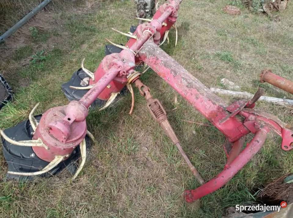 Zgrabiarka do trawy Kuhn KF4 32m przewracają nieuszkodzony