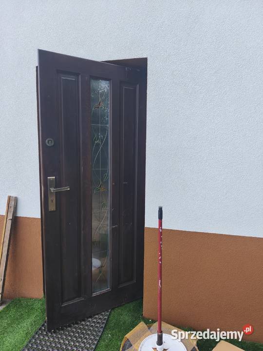 Drzwi zewnętrzne widoczne na zdjęciach z framugą