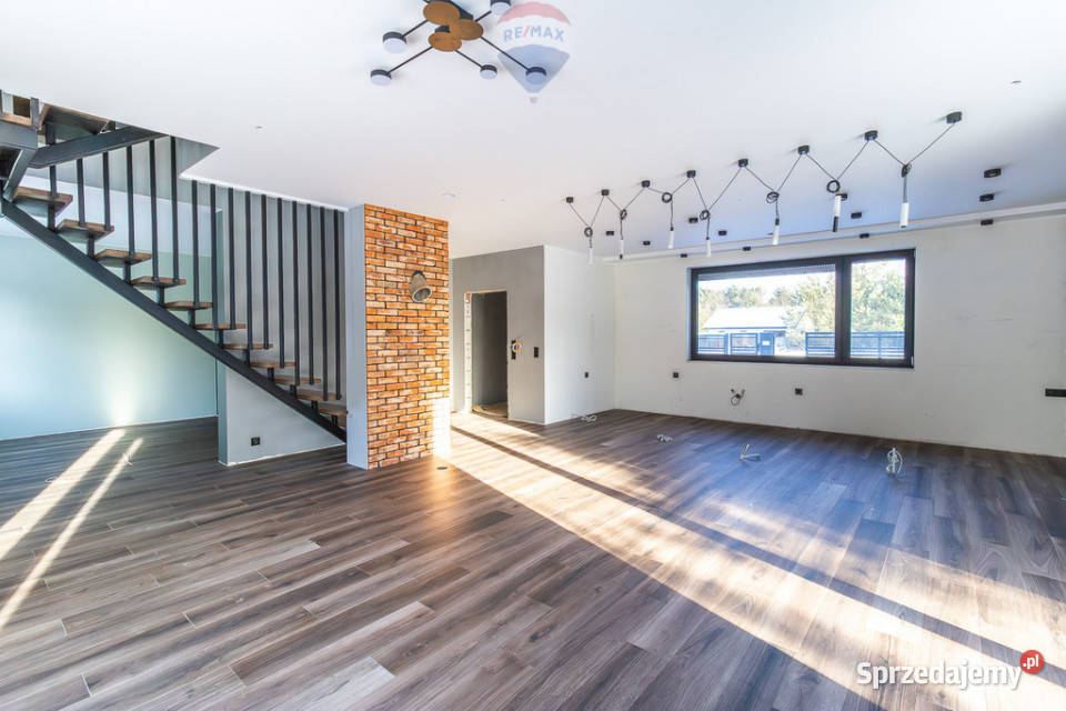 Nowy dom z pompą ciepła i garażem Łodzi