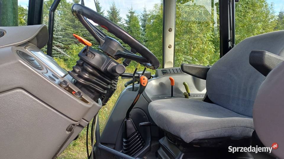 Claas Axos 320 z ładowaczem czołowym Faucheux
