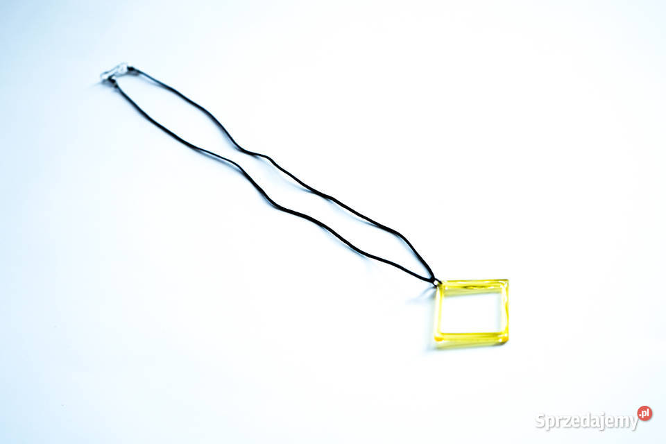 Żółty wisiorek kwadrat z żywicy epoksydowej na Warszawa