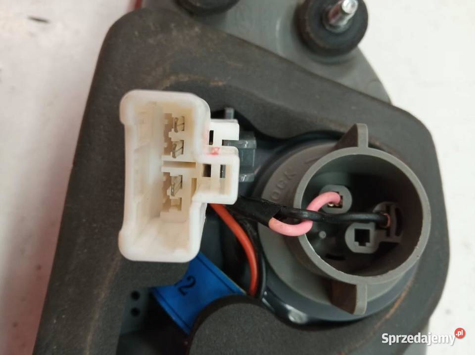 LAMPA TYŁ W KLAPĘ PRAWA 5D HB 92404A50 Hyundai świętokrzyskie