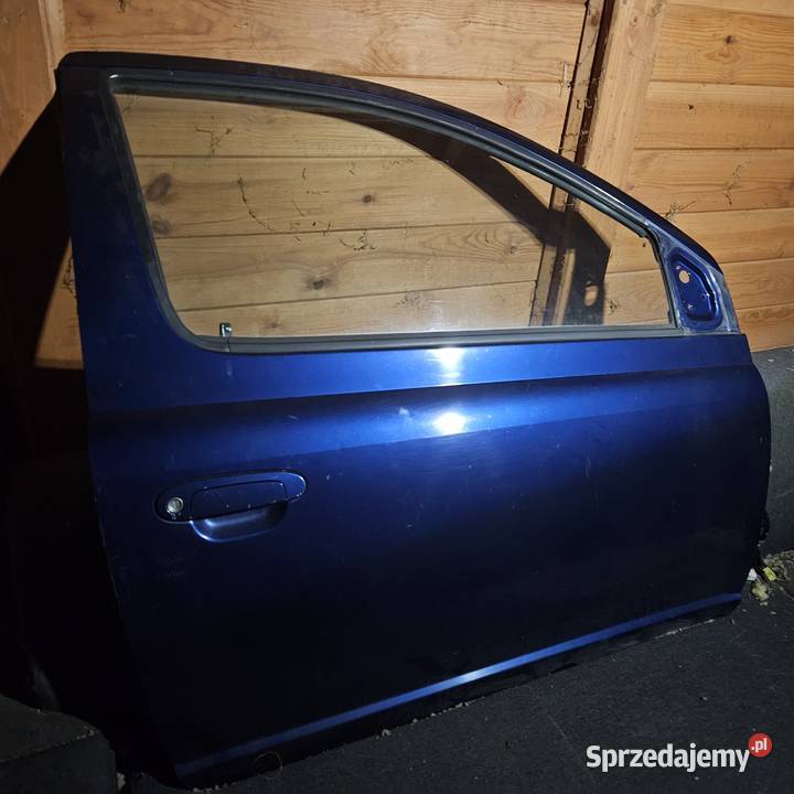 Toyota Yaris 1 lak 8K8 drzwi prawe bez rdzy do osobowe