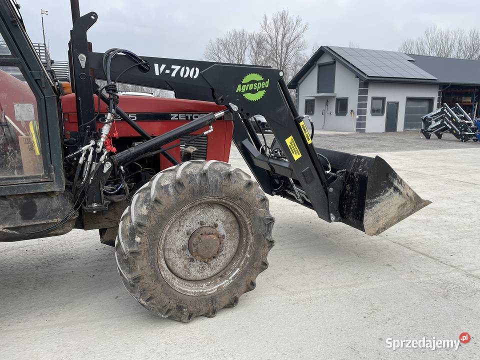 Ładowacz czołowy firmy Agrosped model V700 Stanisławów