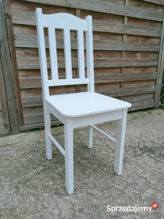 Białe drewniane krzesło