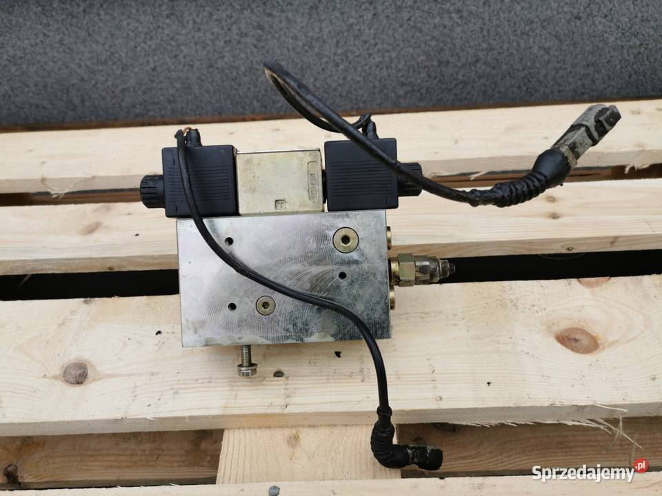 Blok zaworowy tylnego zaczepu Cat TH 330B
