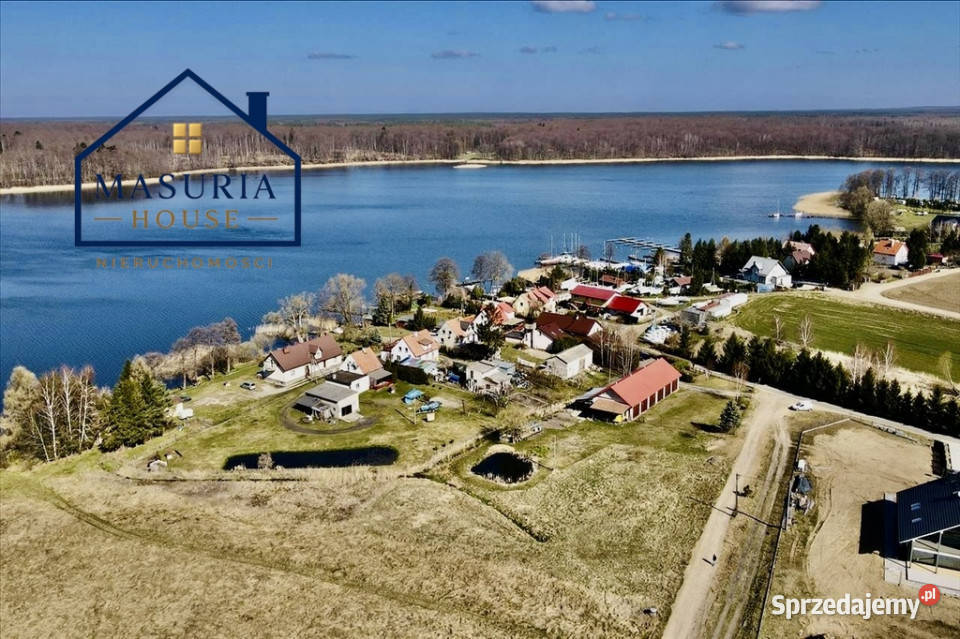 Dwa domy z linią brzegową Jezioraka Szałkowo