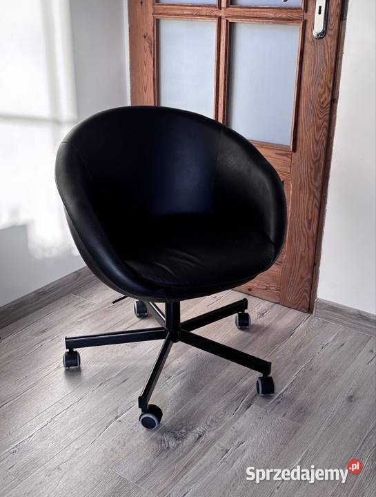 Fotel obrotowy na kółkach