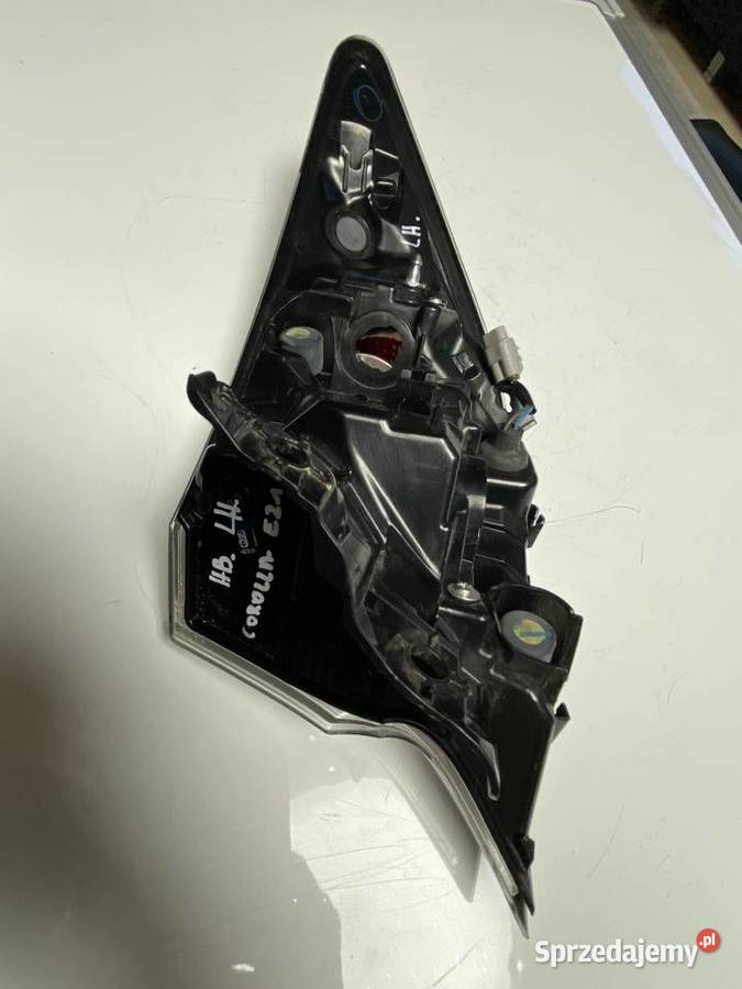 Toyota Corolla E21 HB lampa lewy tył tylna lewa Kozubszczyzna