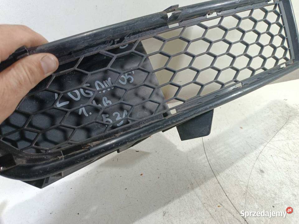 KRATKA ZDERZAKA PRAWA DACIA LOGAN 8200301496 sprzedam
