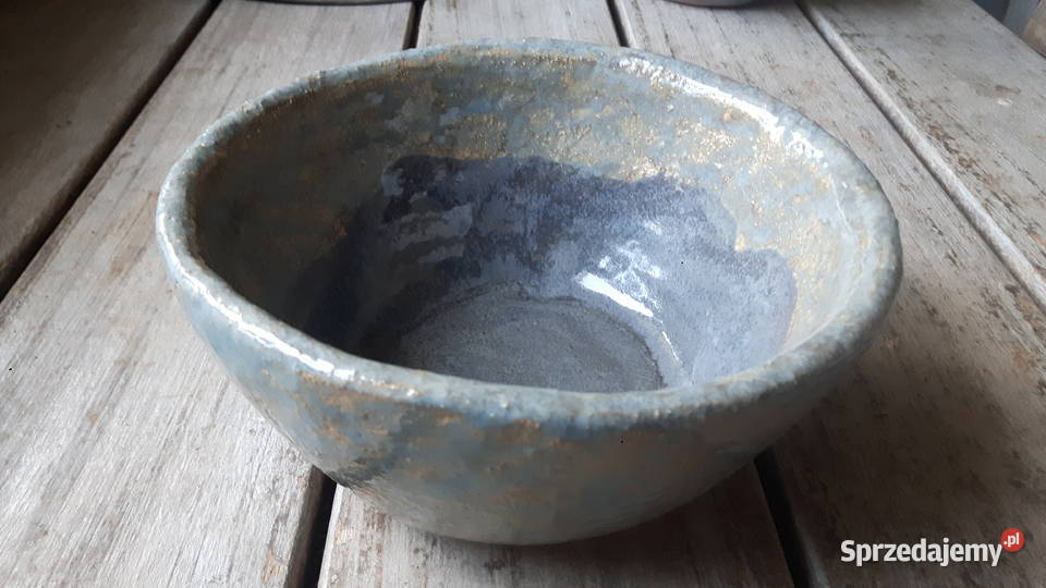 Miska ceramiczna ręcznie wykonana z gliny.