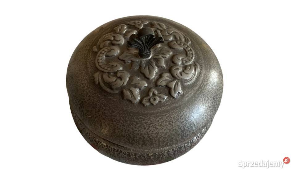 Pudełko cynowe ze zdobioną pokrywką z Mastad Warszawa