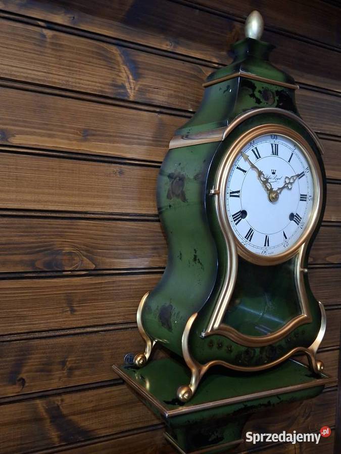 Zegar na ozdobnej półce