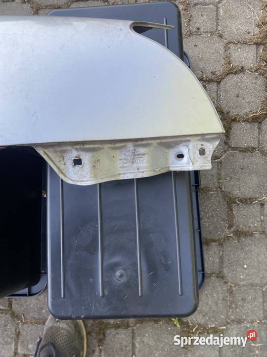 Błotnik przedni prawy Toyota Avensis T25 Srebrny Kamocin sprzedam