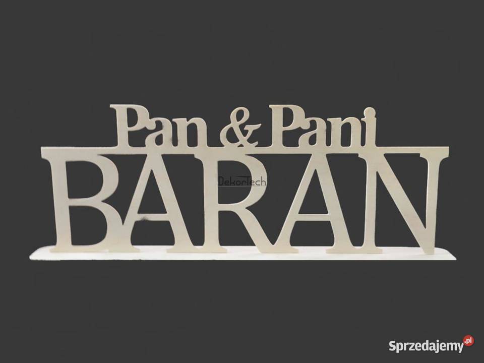 Napis na stół pary młodej Pan i Pani Zakochani