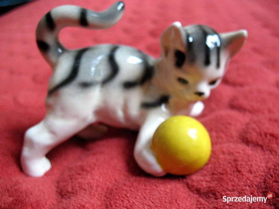 Kot Kotek z piłką Figurka z porcelany 8 x 12 x 8 Siedlce