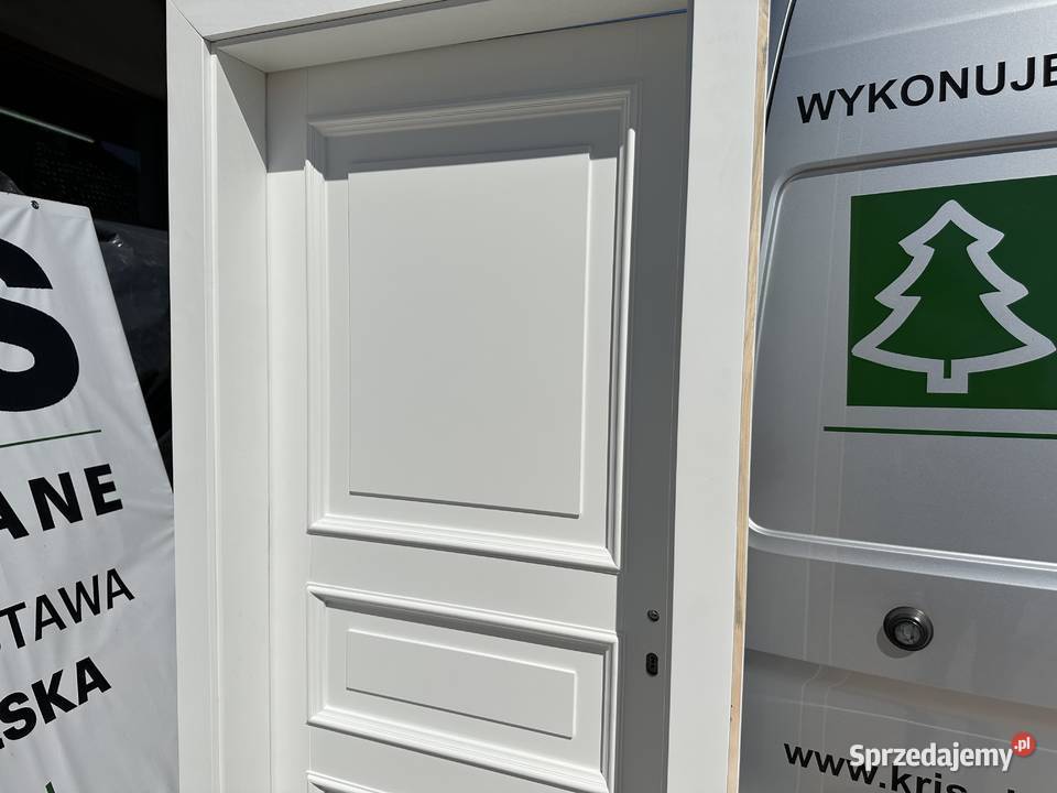 Drzwi drewniane sosnowe z listewką ozdobna