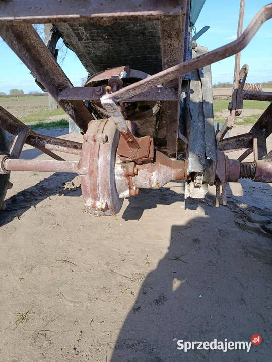 Ciągany rozsiewacz taśmowy do nawozu i wapna Sochaczew