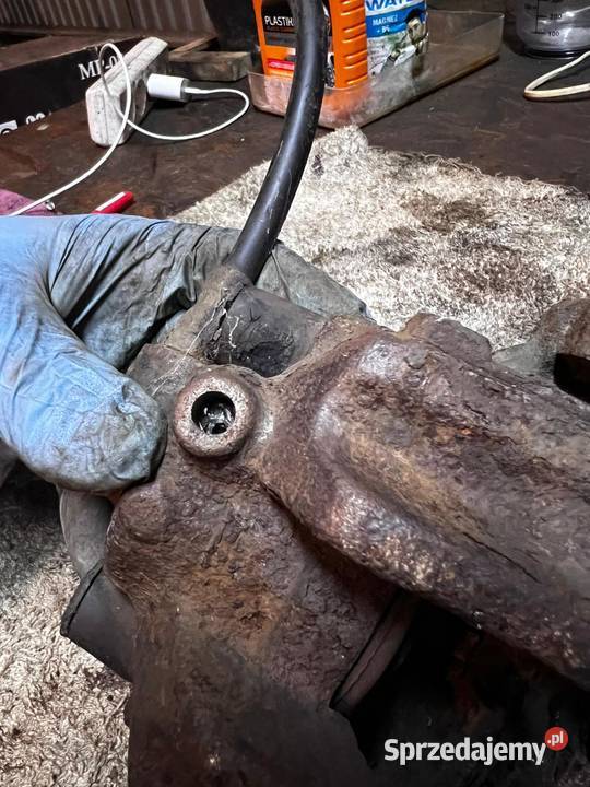 Zaciski hamulcowe tył BMW E36 Compact uszkodzone Piasek