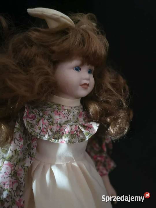 Lalka kolekcjonerska z kokardą
