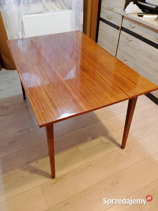 Stół jadalny z małą ławą