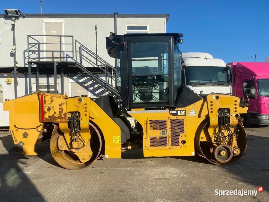 Walec drogowy wibracyjny CAT CB44B Zator