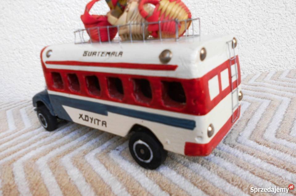 Stary drewniany autobus wystrugany ręcznie Warszawa