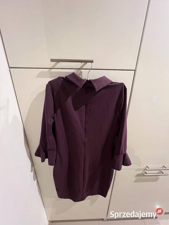 Super fioletowa sukienka z delikatnym zdobieniem