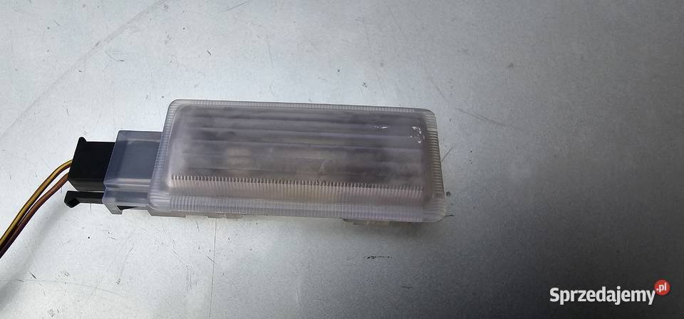 Lampka bagaznika mercedes w203 w220 2208201901 osobowe Zbąszyń
