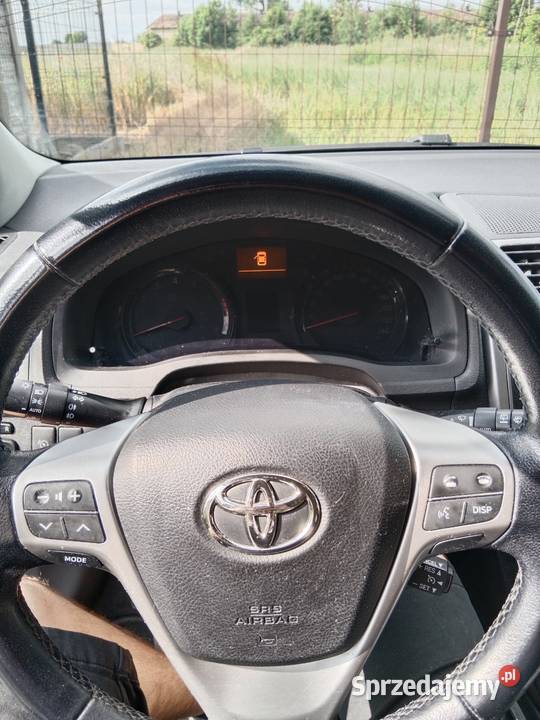 Toyota Avensis Kombi 18 benzyna gaz czarny światła do jazdy dziennej Cerekwica Nowa