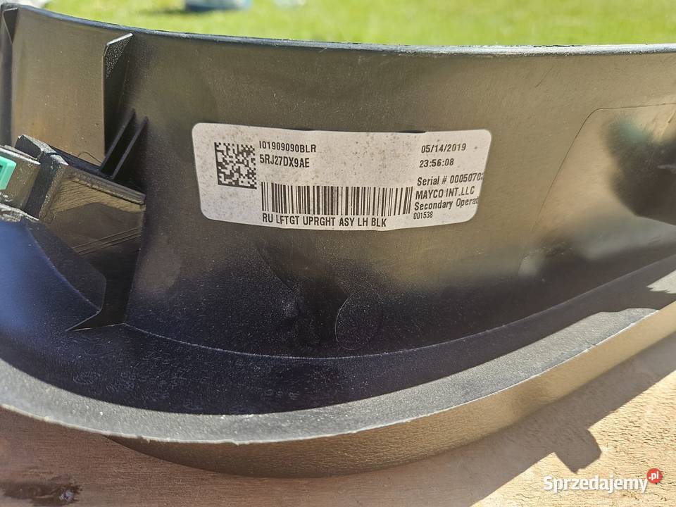 Plastiki tylnej klapy czarne do Chrysler sprzedam