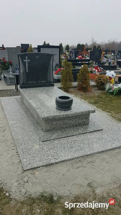Nagrobek strzegomski impala z posadzką dolnośląskie
