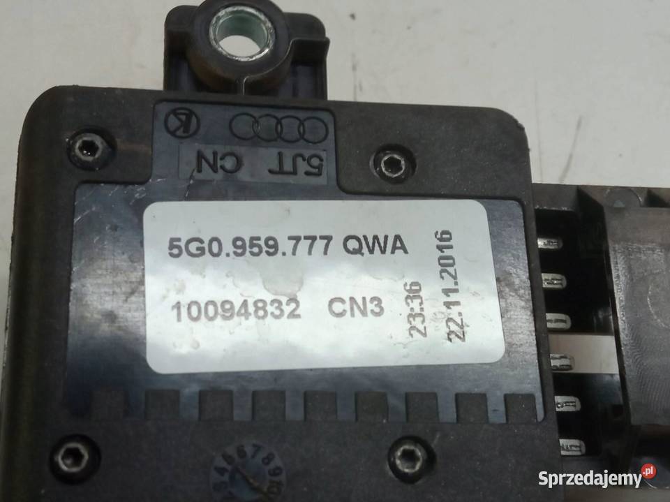 PRZEŁĄCZNIK FOTELA PRAWEGO KPL 5G095977QWA