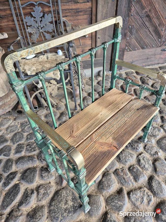 Urocza mała metalowa ławka Kamieńczyk