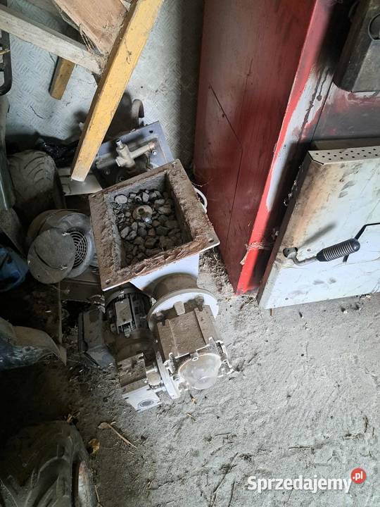 PIEC Z PODAJNIKIEM NA WĘGIEL DRZEWO DEFRO Bełżyce