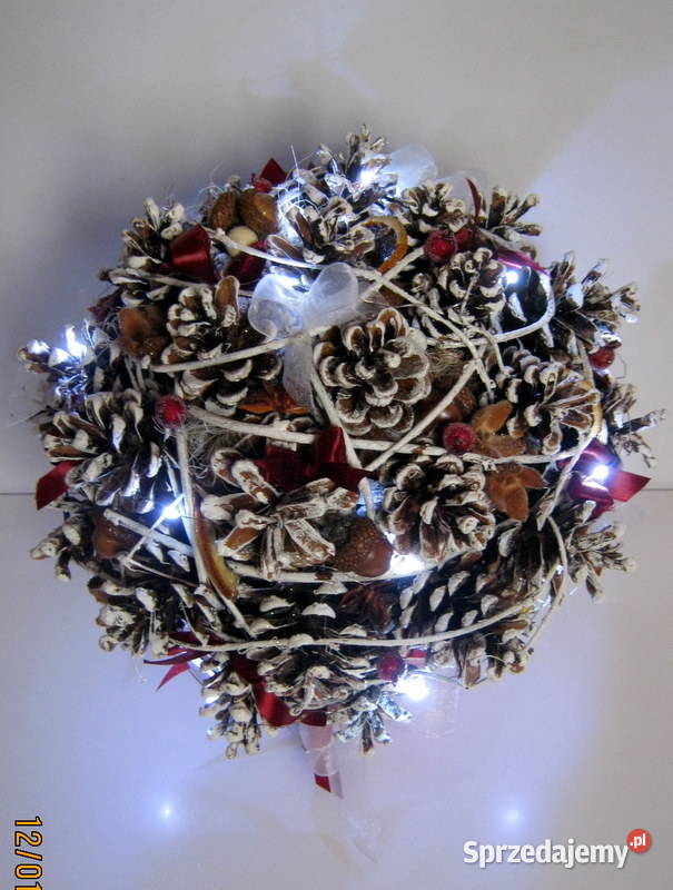 Stroik z szyszek z dodatkami z oświetleniem Kraków