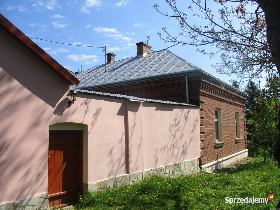 Uroczy dom z dużym ogrodem i 2 garażami Krosna piwnica sprzedam