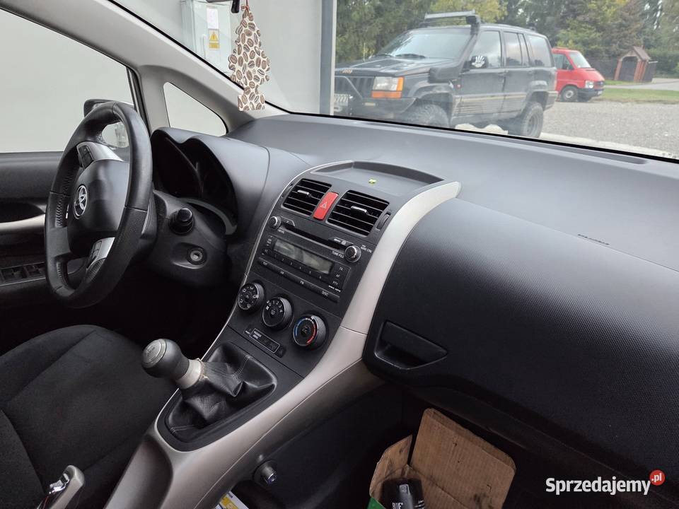 TOYOTA AURIS srebrny lubelskie Lublin