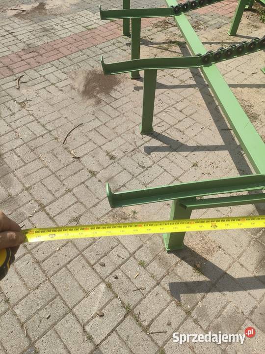 Stół rolkowy trakiem napędzany ze zgarniaczem