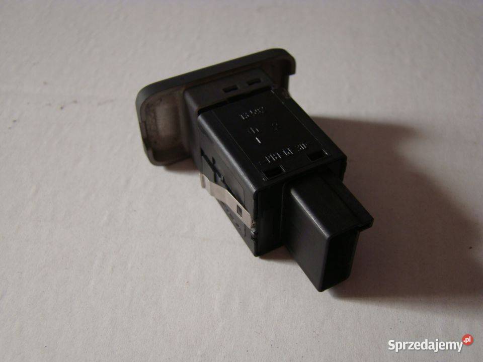 WŁĄCZNIK PRZYCISK KLAPY ELEKTRYCZNEJ OPEL VECTRA Części samochodowe Parcice